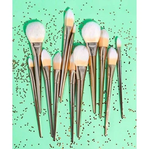 real techniques Brush with Conical Cut for Powder Foundation 100